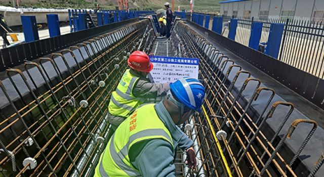 川藏公路G318线提质改造工程戛日松多至左贡县段（东达山越岭）、左贡过境段项目首件20m预制箱梁顺利预制完成